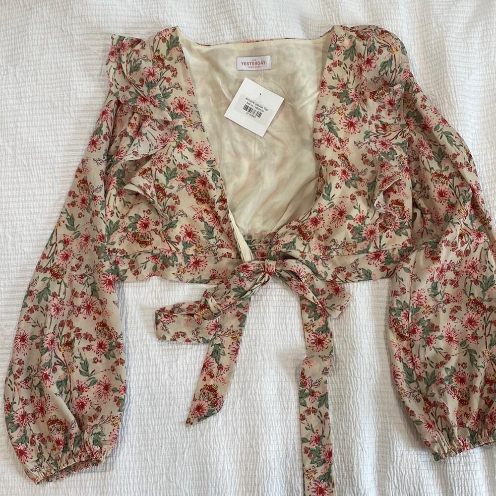 Long sleeve floral cropped blouse